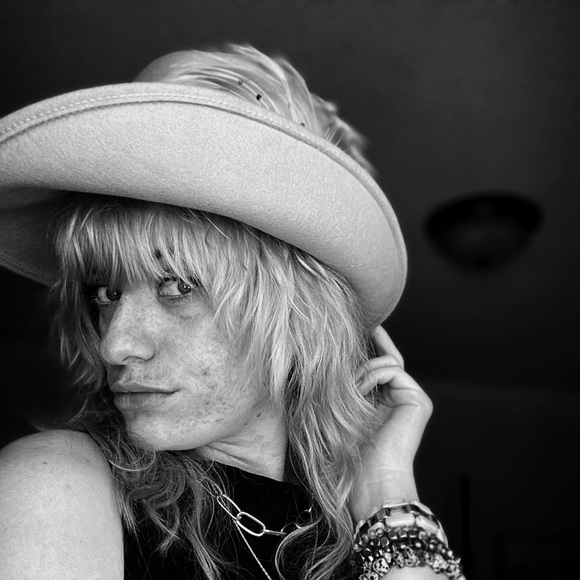 Meet your Posher, Kimmie - Picture 2 of 3